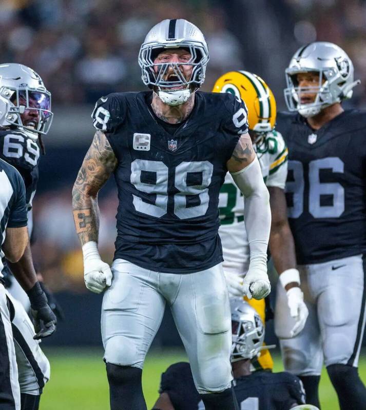 El defensive end de los Raiders Maxx Crosby (98) celebra tras detener al running back de los Gr ...