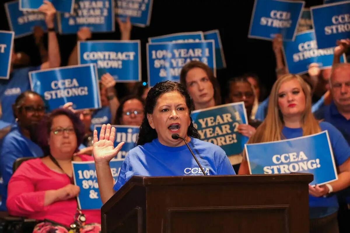 Marie Neisess, presidenta de la Asociación de Educación del Condado Clark, habla junto a otro ...