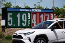 Los precios de la gasolina se muestran fuera de una tienda de conveniencia como un automovilist ...