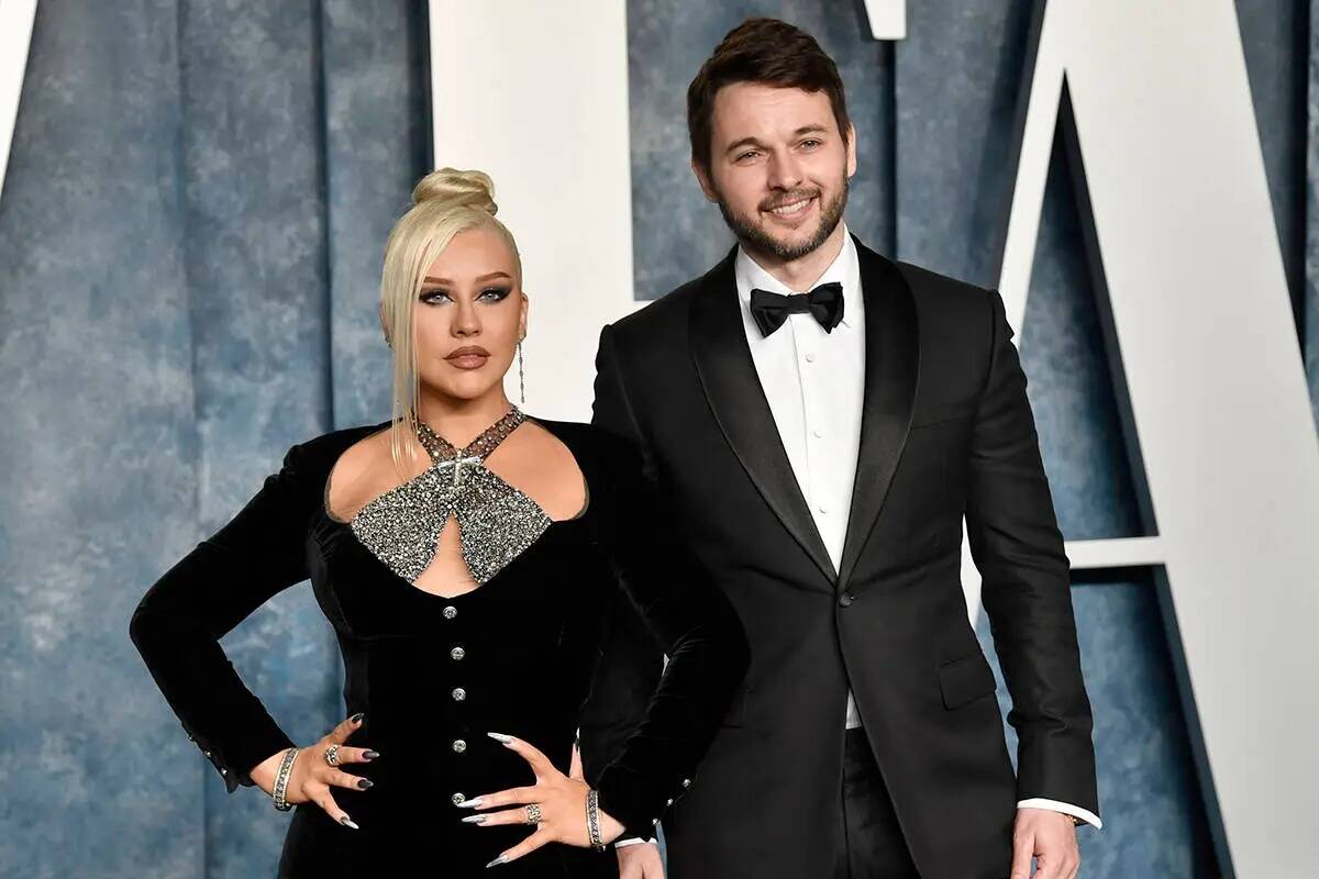 Christina Aguilera, izquierda, y Matthew Rutler llegan a la Vanity Fair Oscar Party el domingo ...
