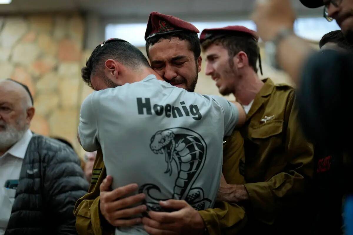 Los dolientes reaccionan durante el funeral del soldado israelí Benjamin Loeb, de doble nacion ...