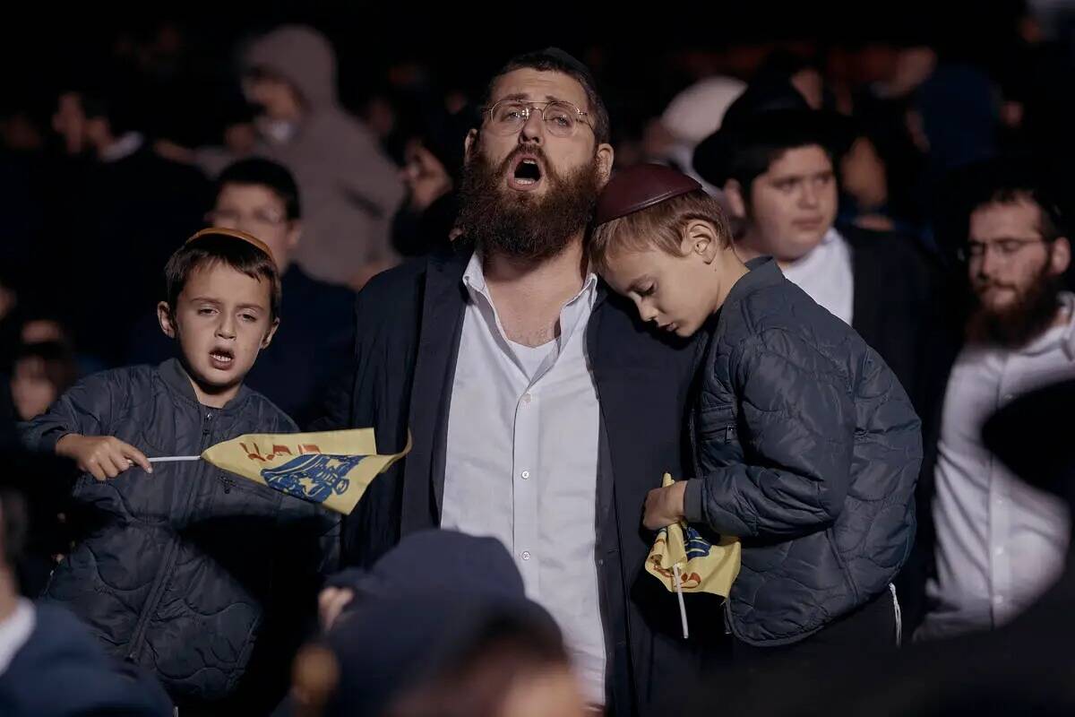 Judíos ortodoxos de Jabad-Lubavitch cantan durante una vigilia celebrada en solidaridad y orac ...