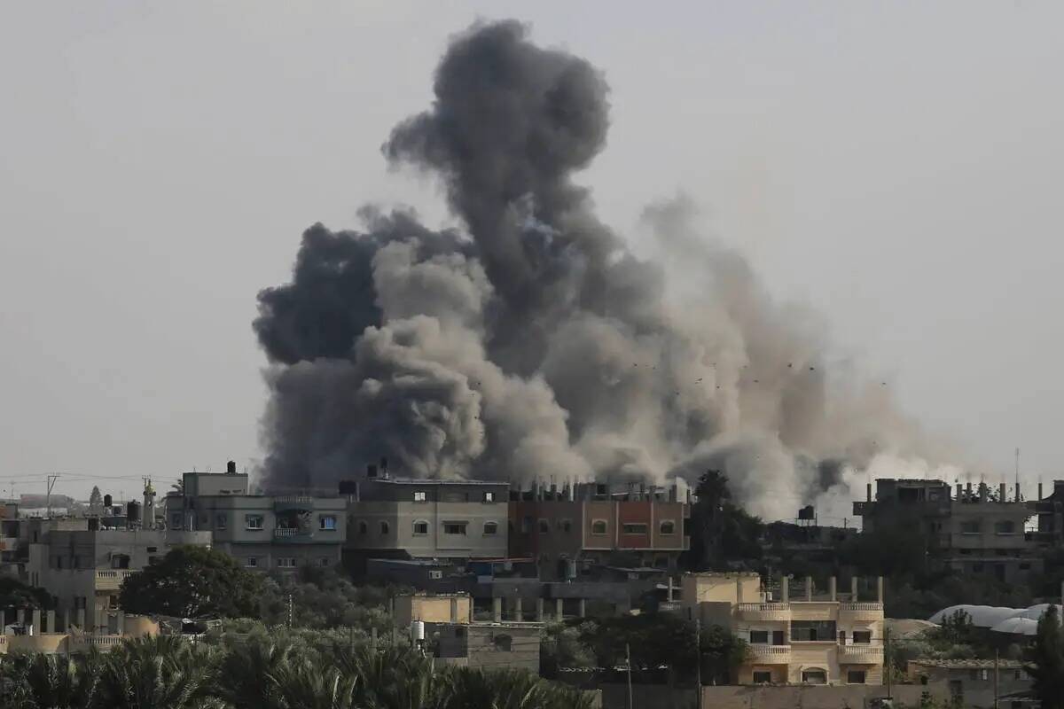 El humo se eleva desde una explosión causada por los ataques aéreos israelíes en la frontera ...