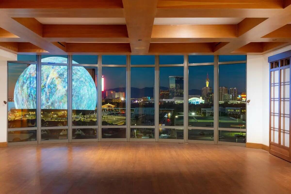 Este condominio de Park Tower tiene vistas despejadas a Sphere. (Frank Napoli)