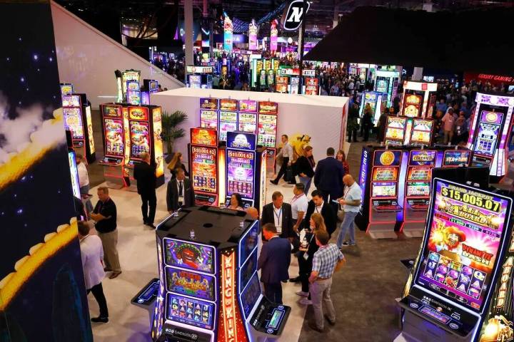 Convencionistas llegan a G2E Las Vegas, el martes 10 de octubre de 2023, en Sands Expo, en Las ...