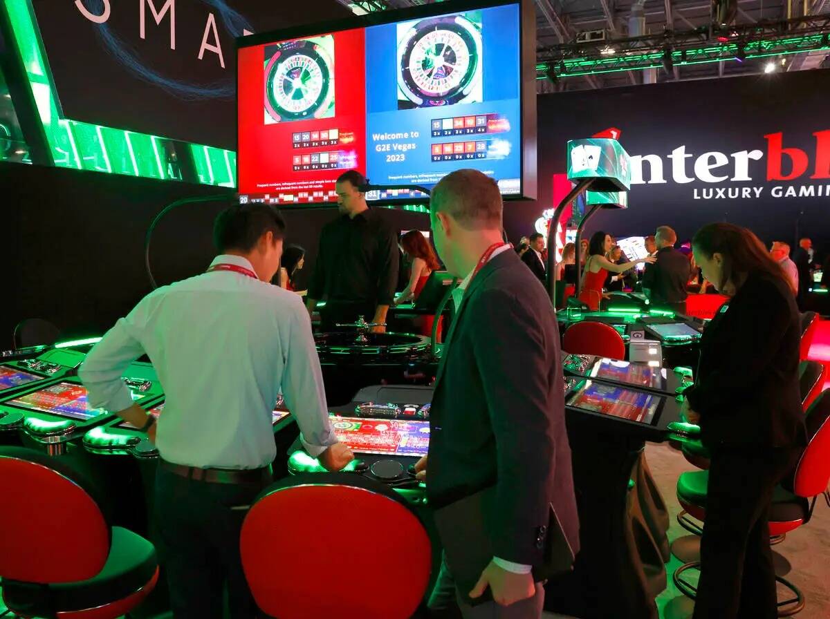 Convencionistas prueban la ruleta Smart Pit de Interblock Gaming en G2E Las Vegas en Sands Expo ...