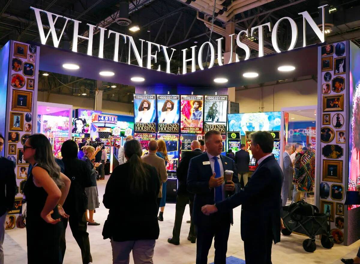 Los gabinetes Skyrise de IGT con video tragamonedas de Whitney Houston se exhiben en el stand d ...