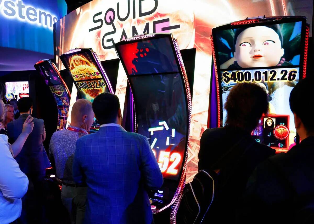 Convencionistas hacen fila para jugar Squid Game en el stand de Light and Wonder en G2E Las Veg ...
