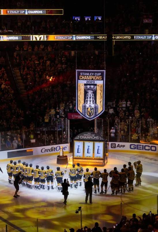 Los jugadores de los Golden Knights se reúnen durante el izado de la bandera del Campeonato de ...