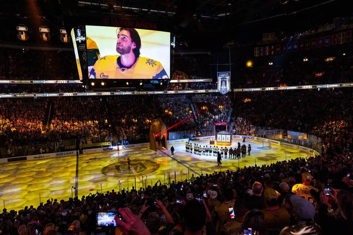 Los jugadores de los Golden Knights se reúnen durante el izado de la bandera del Campeonato de ...