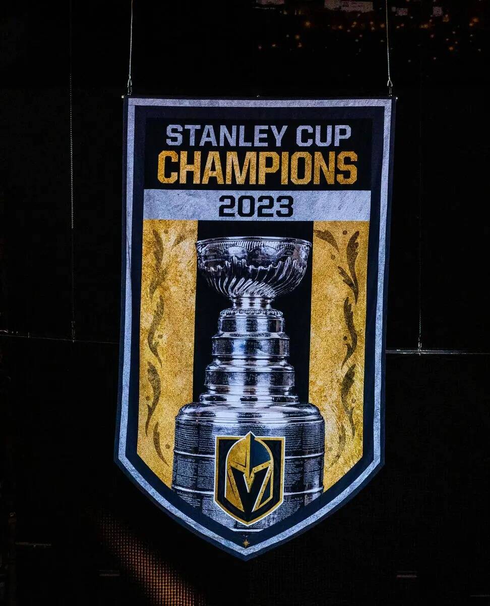 La pancarta del Campeonato de la Copa Stanley 2023 se eleva antes del partido inaugural de la N ...
