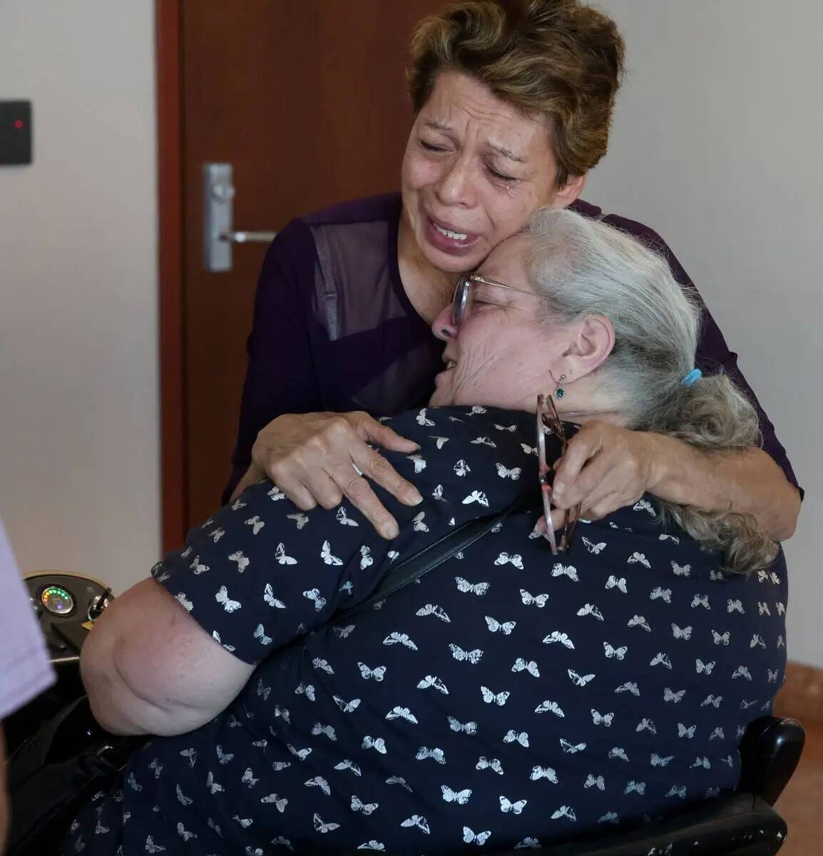 Catarina Chicas, madre de Jennifer Chicas, arriba, abraza a Tonette Mendoza, madre de Melissa M ...