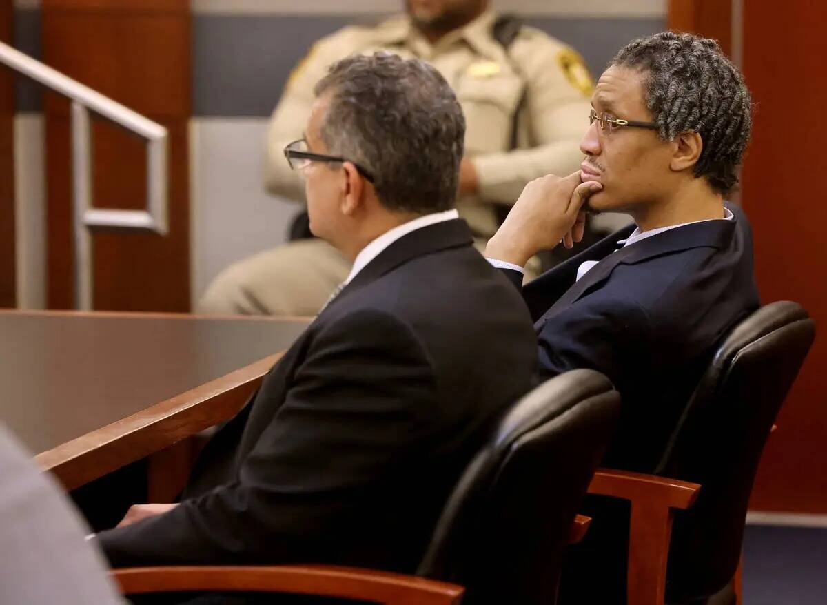 Omar Talley, acusado de matar a dos mujeres cerca del Strip, escucha mientras el jurado es sond ...