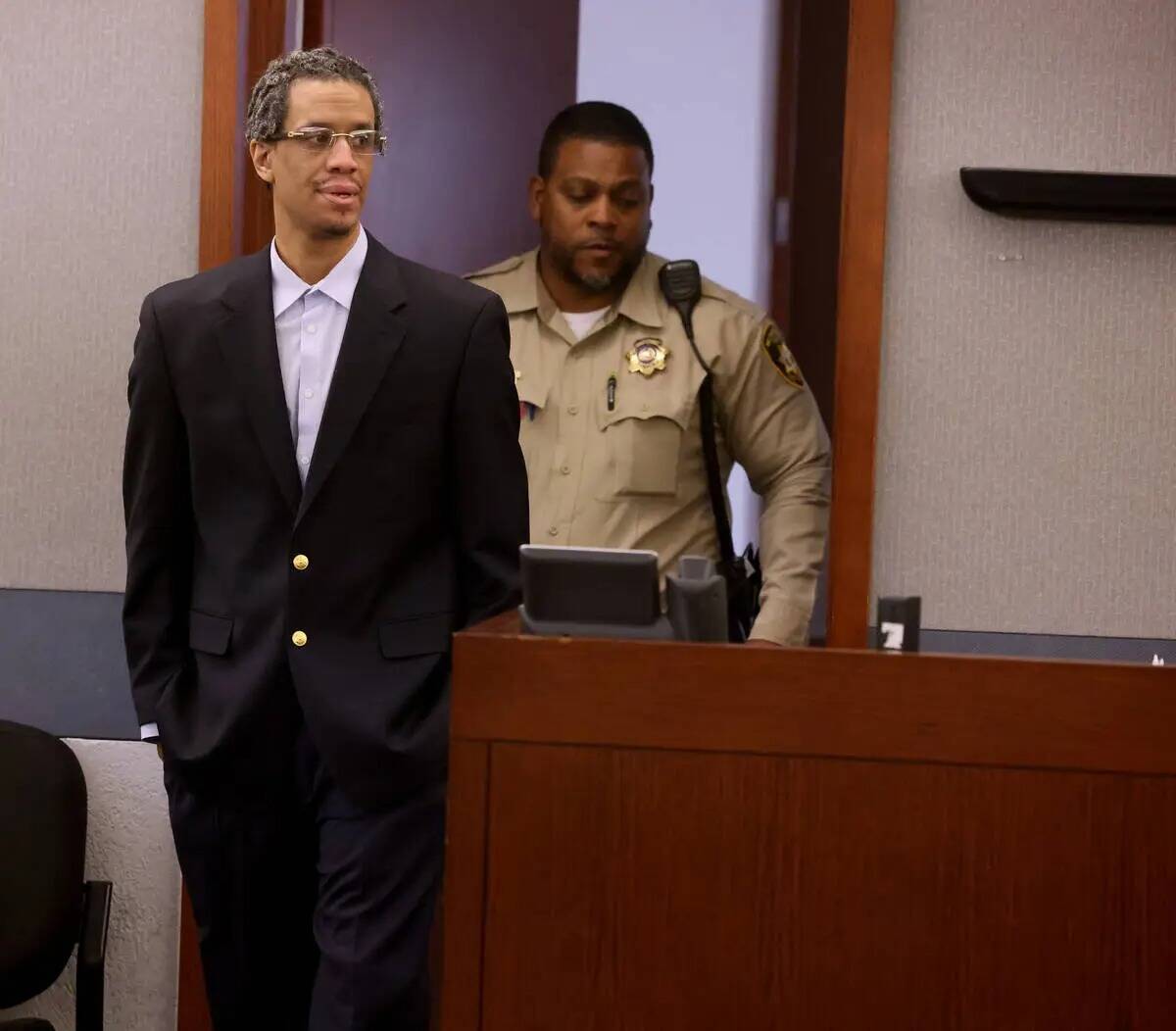Omar Talley, acusado de matar a dos mujeres cerca del Strip llega a la sala para el veredicto e ...