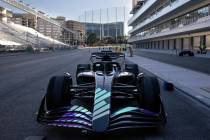 Un auto de exhibición de la Fórmula Uno es transportado desde el F1 Pit Building después de ...