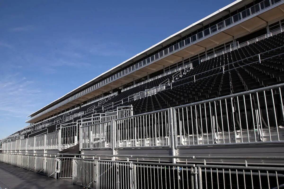 Las gradas se llenan de asientos en el edificio de pits de F1 el martes 10 de octubre de 2023, ...