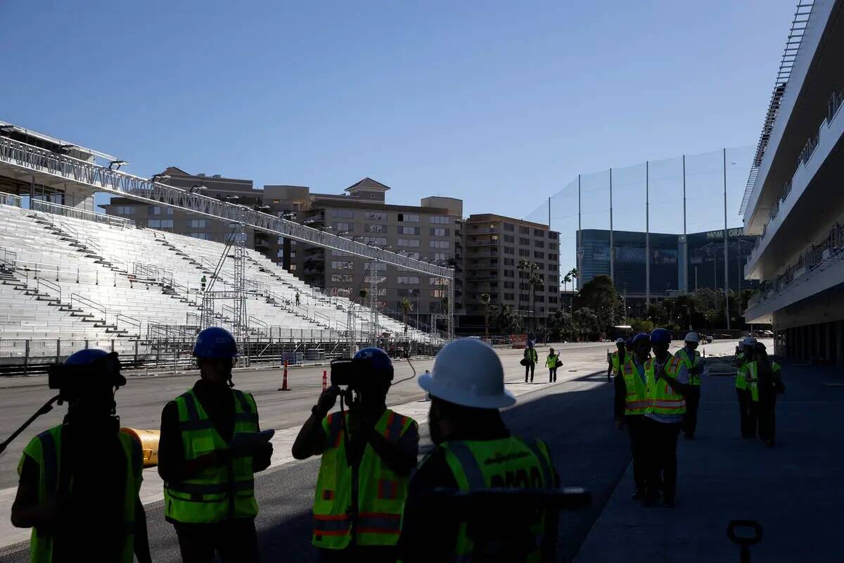 Miembros de los medios de comunicación recorren el edificio de pits de F1 el martes 10 de octu ...