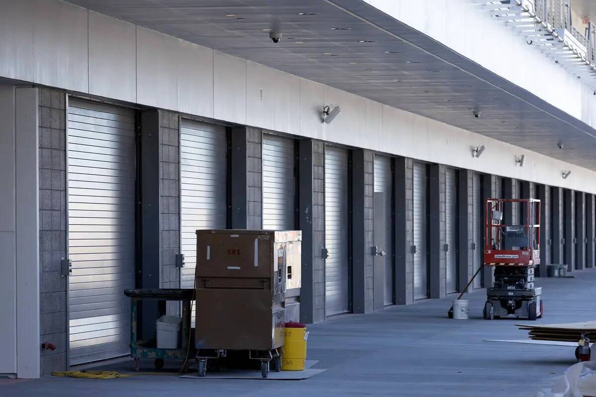 Las puertas de los garajes se alinean en la pista del edificio de pits de F1 el martes 10 de oc ...