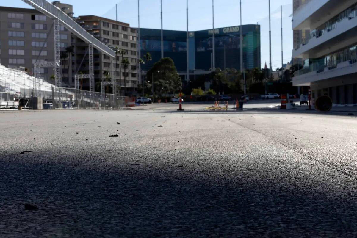 El pavimento en el edificio de los pits, el lugar de salida y llegada del Grand Prix de Las Veg ...