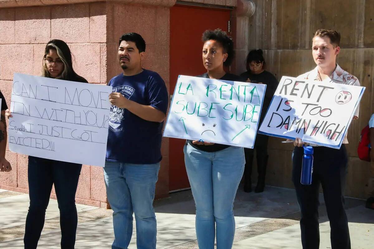 Activistas y miembros de la comunidad se reúnen en apoyo de los derechos de los inquilinos dur ...