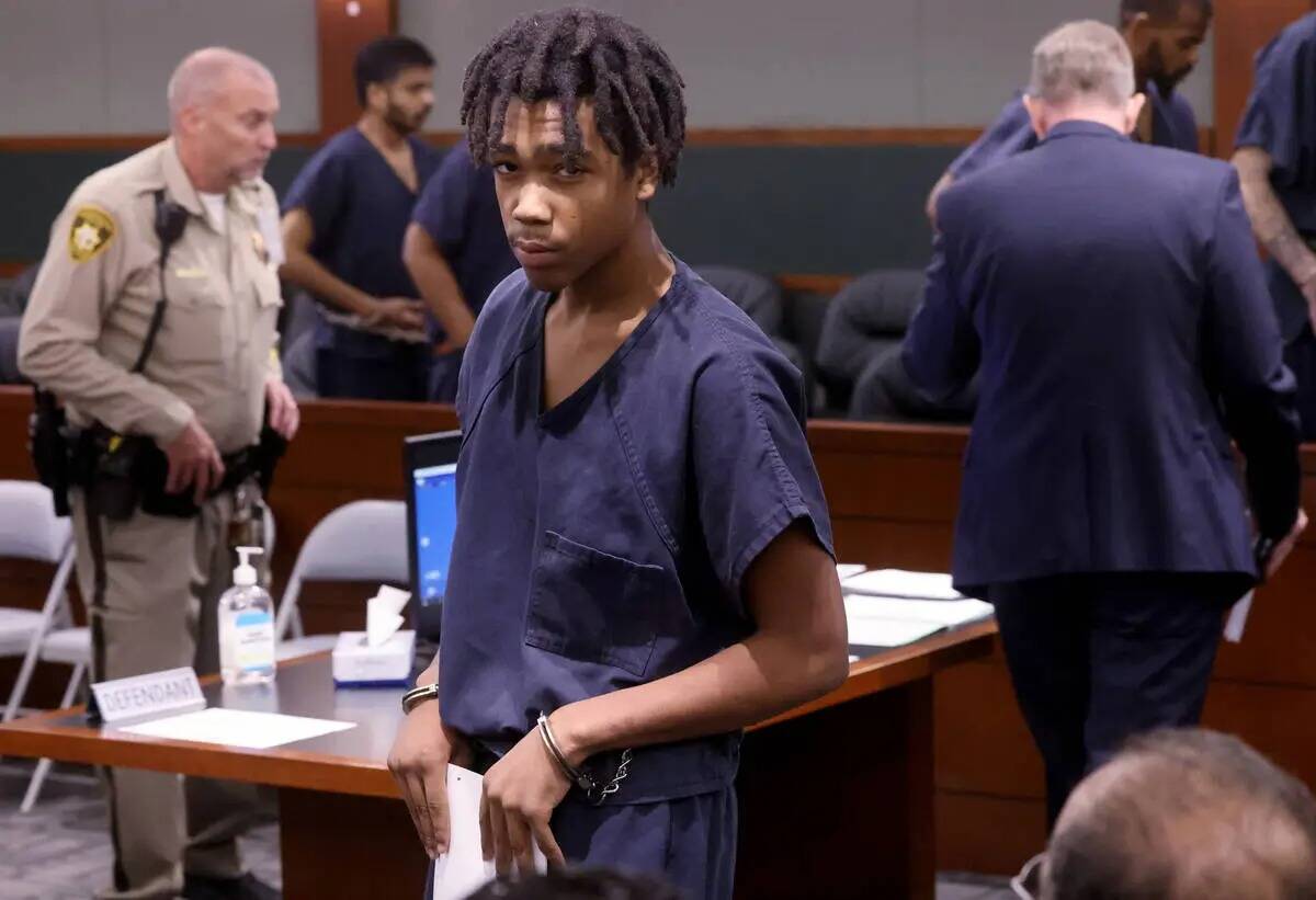 Jzamir Keys, de 16 años, sale de la sala del tribunal tras comparecer en el Centro Regional de ...