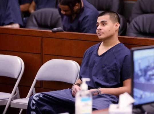 Jesús Ayala, de 18 años, espera para comparecer ante el tribunal en el Centro Regional de Jus ...