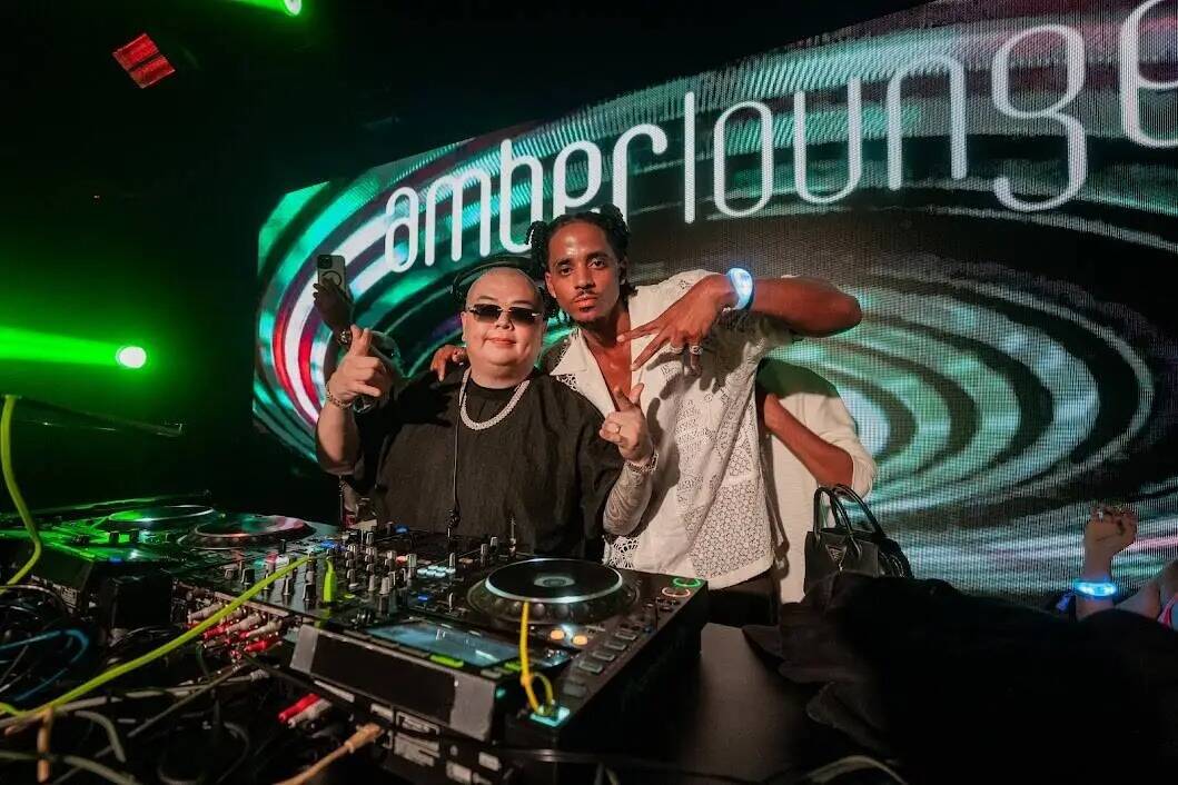 DJ Buddha (izquierda) y Cordell Broadus, hijo del icono del rap Snoop Dogg, en la fiesta F1 de ...