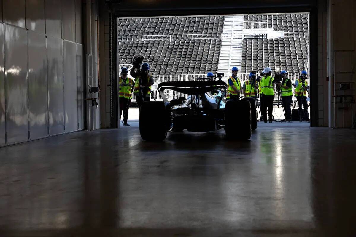 Un auto de exhibición de la Fórmula Uno durante una conferencia de prensa en el F1 Pit Buildi ...