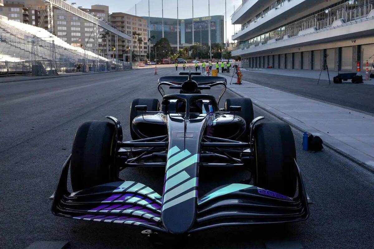 Un auto de exhibición de la Fórmula Uno es transportado desde el F1 Pit Building después de ...