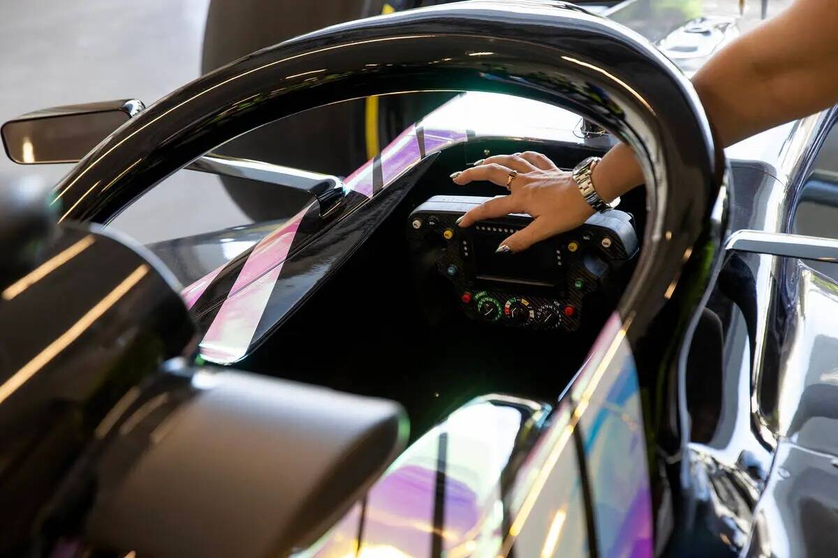 Silvia Bellot, directora de Operaciones de Carrera del Grand Prix de Las Vegas, señala las car ...