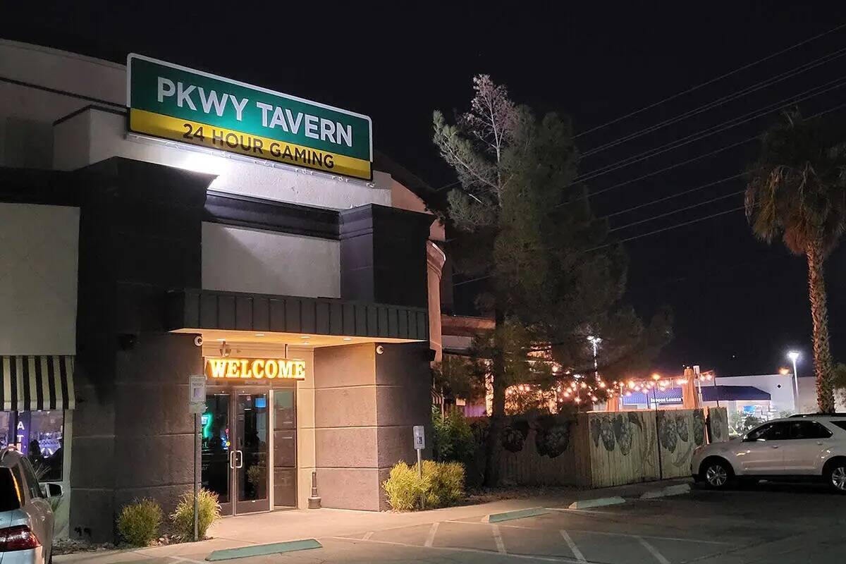 La PKWY Tavern en Marks Street, cerca de la intersección con Warm Springs Road, el martes 10 d ...