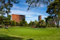 El equipo de mantenimiento riega el green 14 del Wynn Golf Club en 2019 en Las Vegas. (L.E. Bas ...