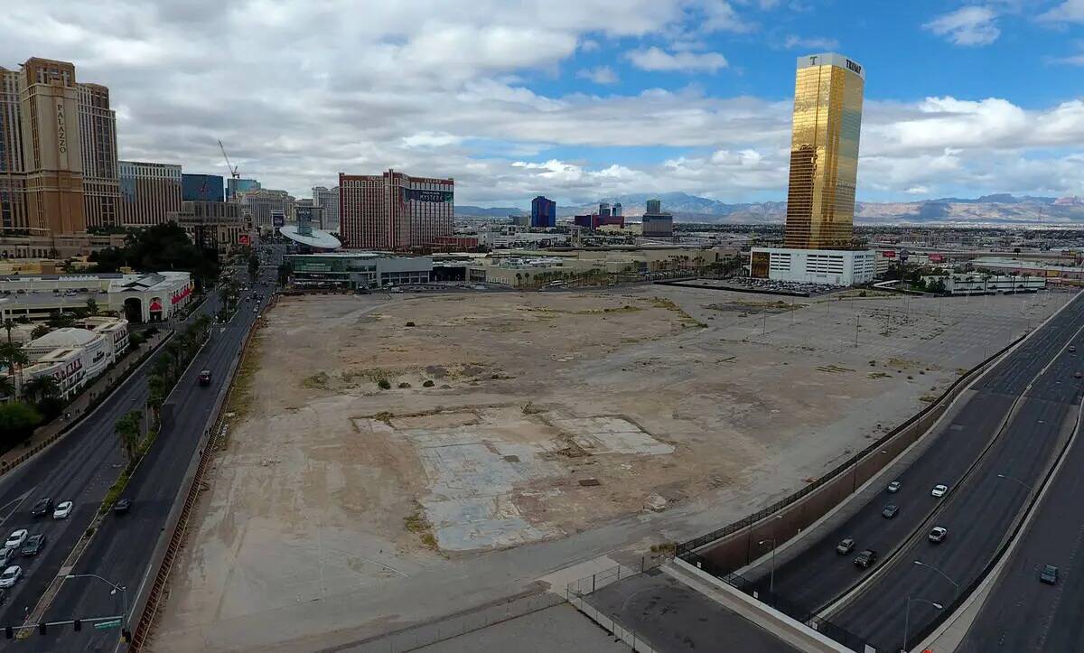 Una foto aérea de la propiedad de Wynn Resorts en la esquina suroeste de Las Vegas Boulevard y ...