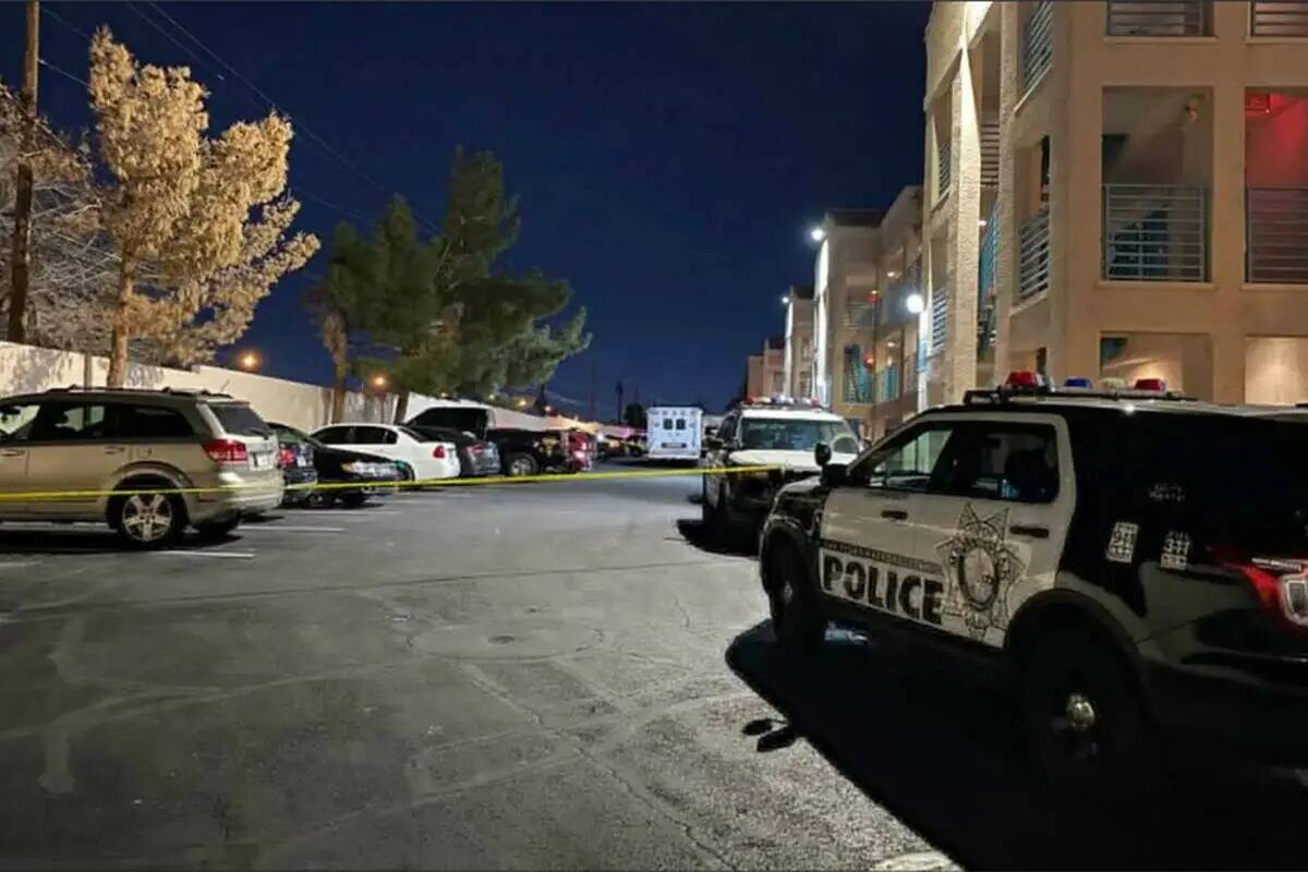 La policía investiga la escena de un homicidio en el bloque 5300 de Boulder Highway el martes ...