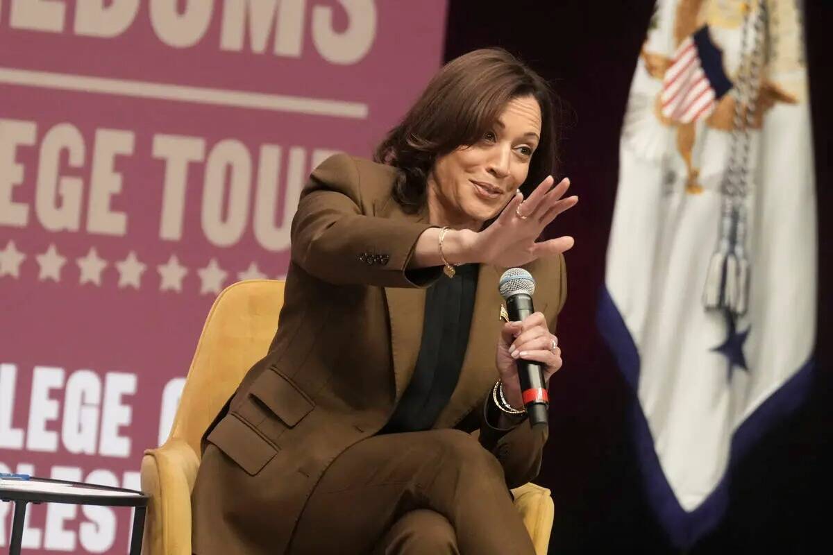 La vicepresidenta Kamala Harris responde a la pregunta de un estudiante durante una mesa redond ...