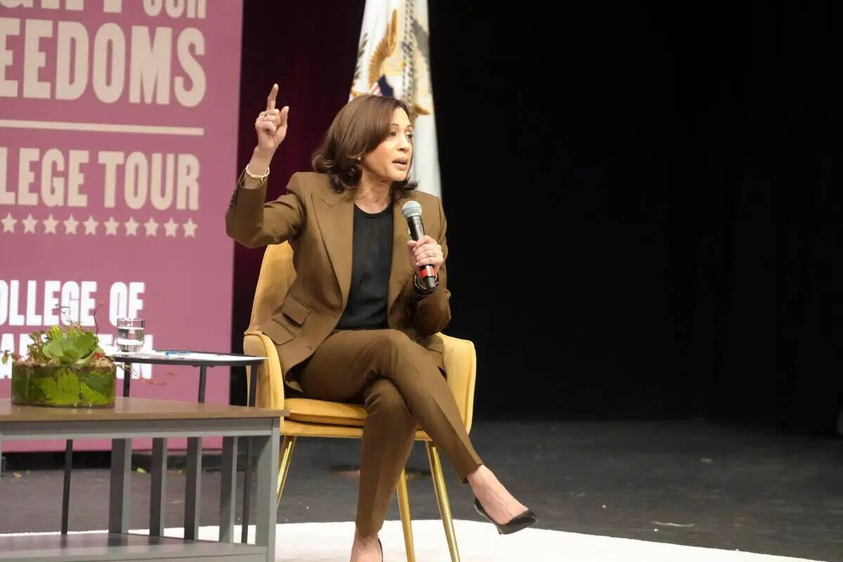 La vicepresidenta Kamala Harris habla durante una mesa redonda en el College of Charleston el m ...