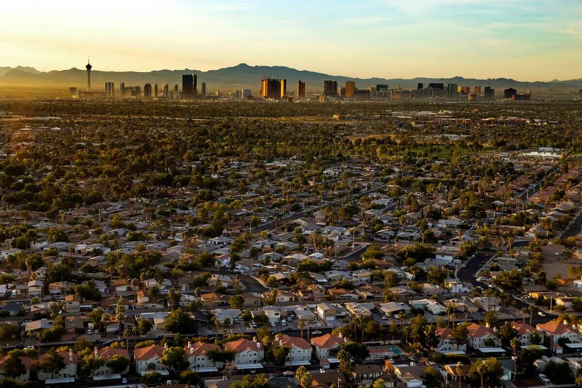 El sol sale sobre la ciudad mirando hacia el Strip desde el extremo oeste en Las Vegas. La Univ ...