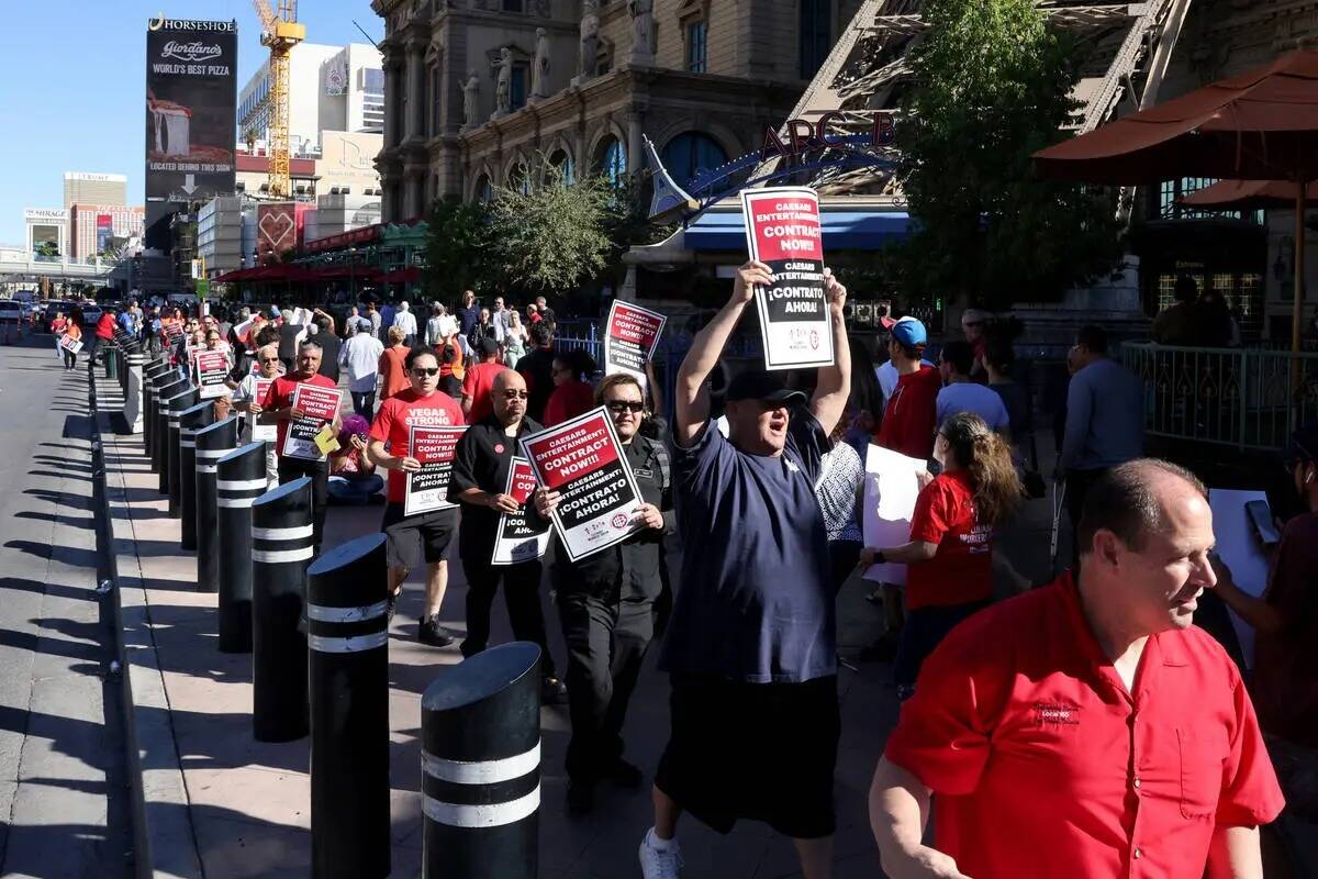 Miembros del Sindicato de la Culinaria Local 226 hacen un piquete frente a Paris Las Vegas en e ...