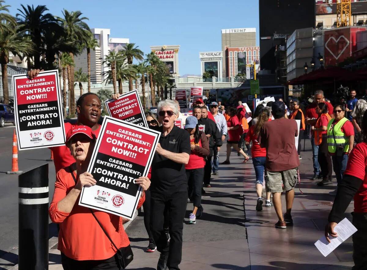 Miembros del Sindicato de la Culinaria Local 226 hacen un piquete frente a Paris Las Vegas en e ...