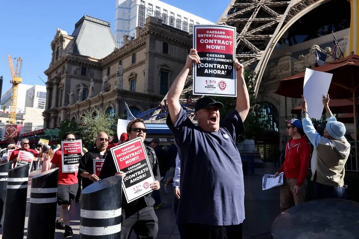 Miembros del Sindicato de la Culinaria Local 226 hacen un piquete frente a Paris Las Vegas en e ...