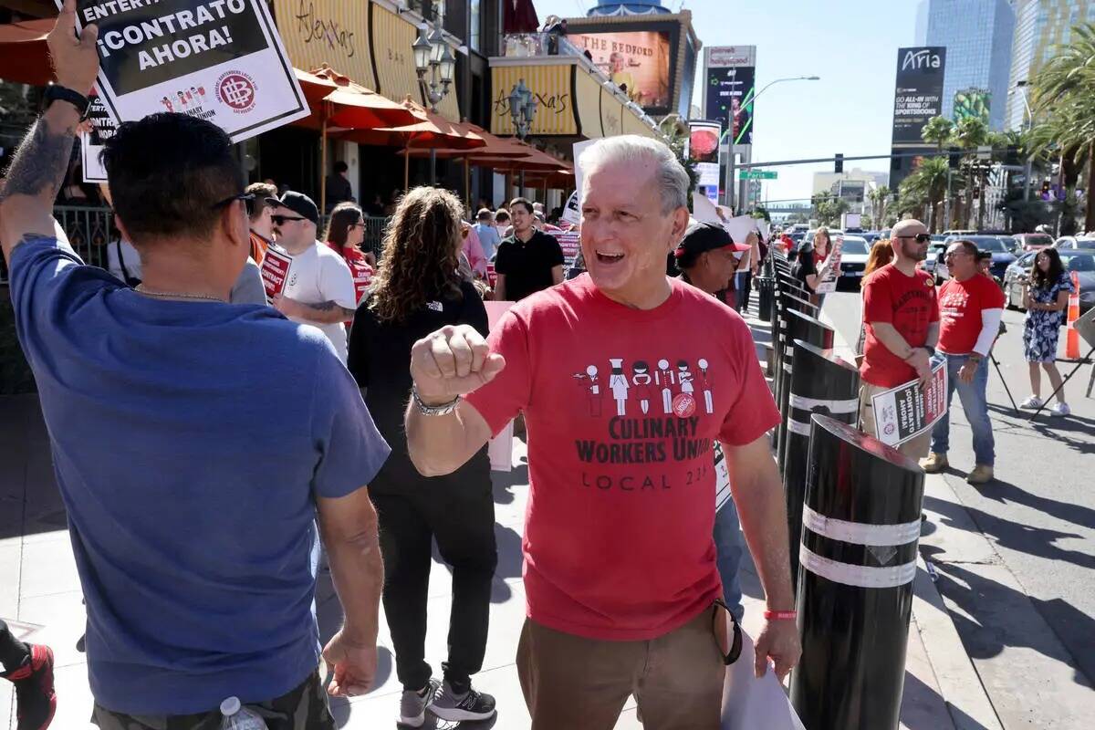 Miembros del Sindicato de la Culinaria Local 226 hacen un piquete frente a Paris Las Vegas en e ...