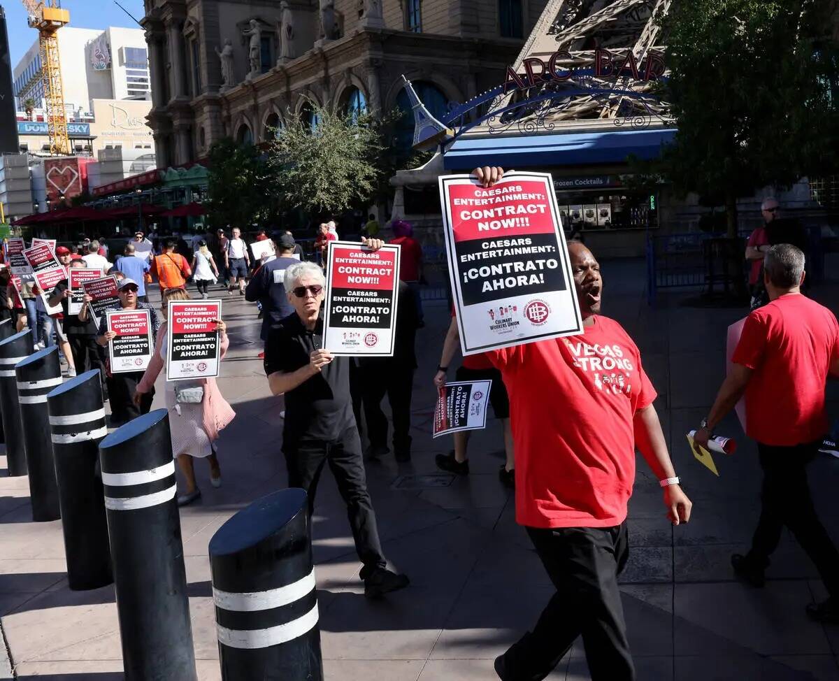 Miembros del Sindicato de la Culinaria Local 226 hacen un piquete frente a Paris Las Vegas en e ...