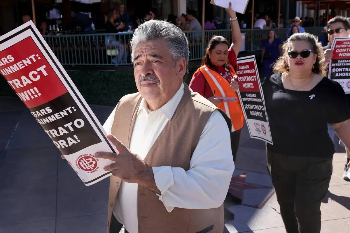 Miembros del Sindicato de la Culinaria Local 226 hacen un piquete frente a Paris Las Vegas en e ...