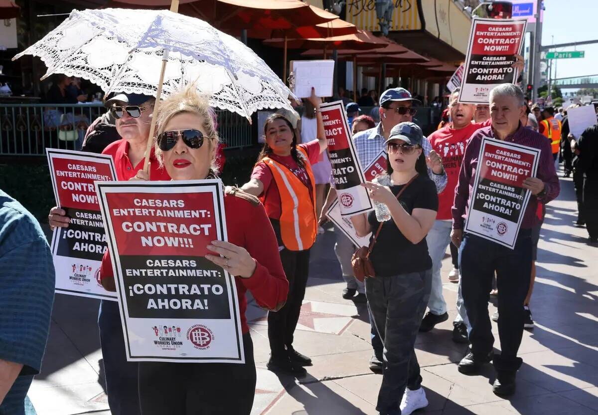 Miembros del Sindicato de la Culinaria Local 226 hacen un piquete frente a Paris Las Vegas en e ...