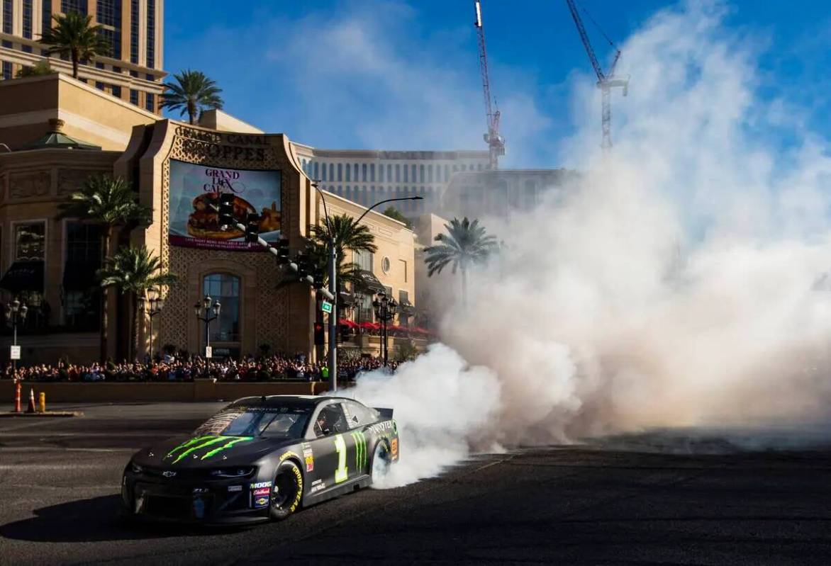 Kurt Busch se presenta un burnout durante el evento NASCAR America Burnout Boulevard en el Stri ...