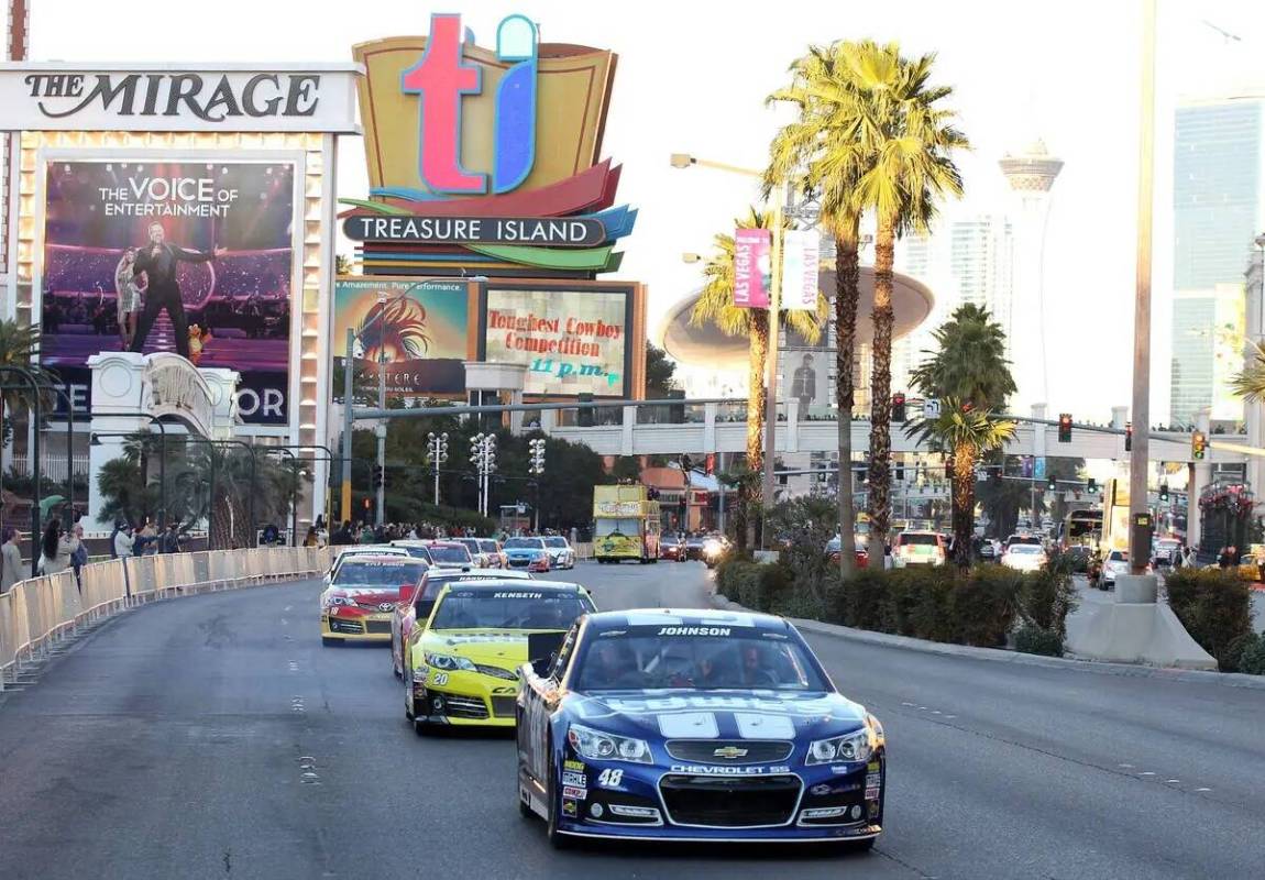 Jimmie Johnson lidera una vuelta de la victoria en Las Vegas Strip durante la Semana de los Cam ...