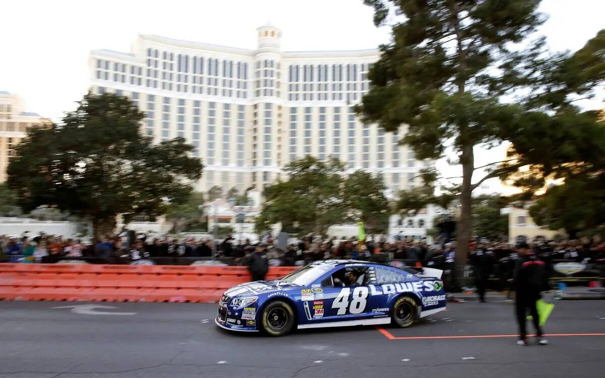 Jimmie Johnson hace una parada en pits durante la vuelta de la victoria en el Strip de Las Vega ...