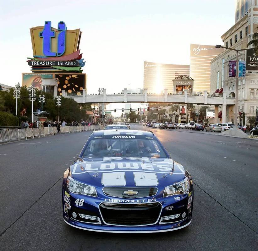 Jimmie Johnson lidera una vuelta de la victoria en el Strip de Las Vegas durante la Semana de l ...