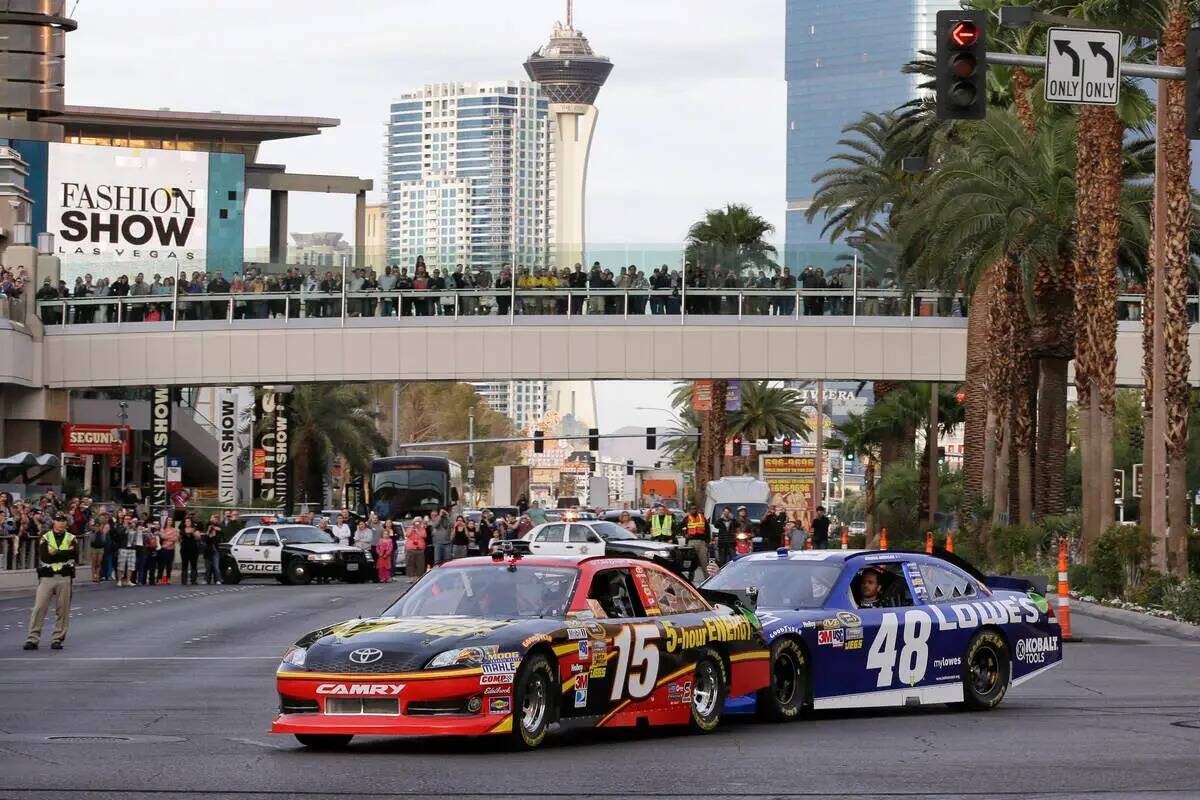 Jimmie Johnson (48) da un empujón a Clint Bowyer (15) después de que el auto de Bowyer se par ...