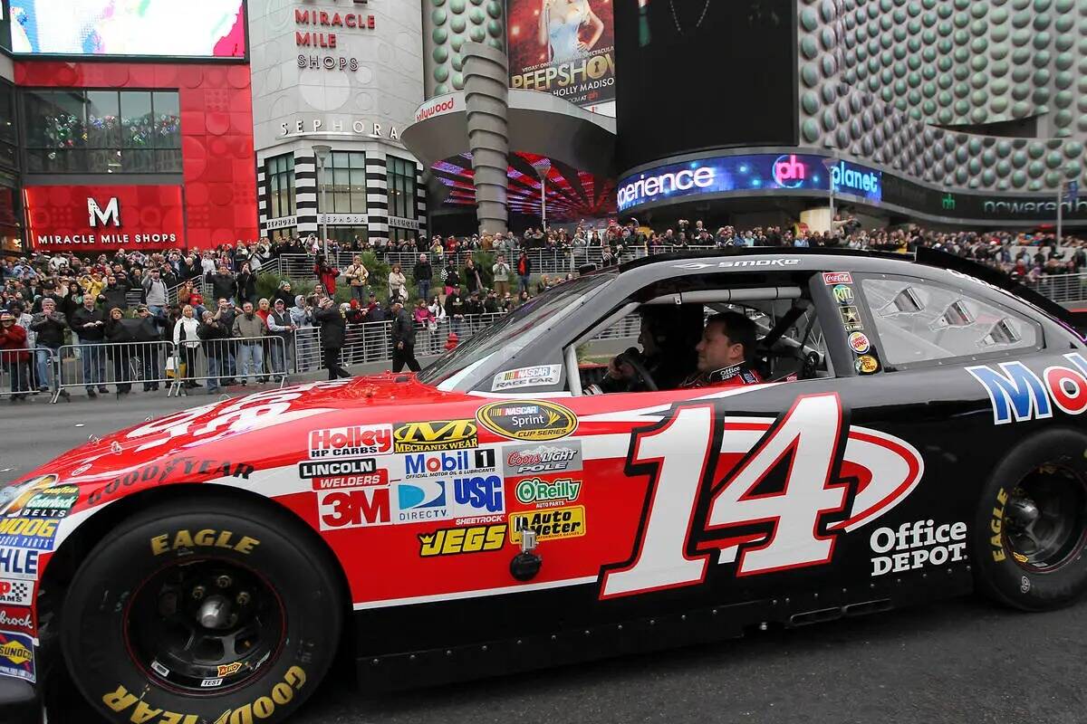 El piloto Tony Stewart se dirige hacia el norte en el Strip de Las Vegas durante la Vuelta de l ...